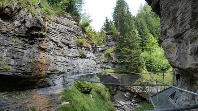 Eine Hängebrücke in einer schmalen Schlucht.