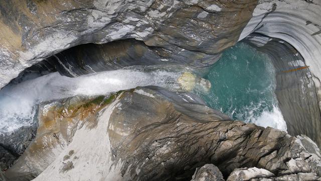 Wasser hat sich in den Fels gefressen.