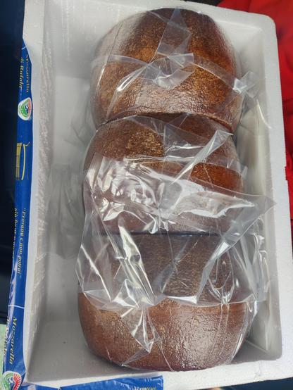 Drei vakuumtierte Kaeselaibe