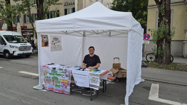 Joram sitzt mit den fairen Mäusen im Pavillon