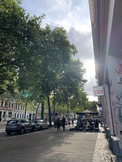 Blick auf die Karl-Heine-Straße in Leipzig. Sonnig und wolkig. Bäume am Straßenrand