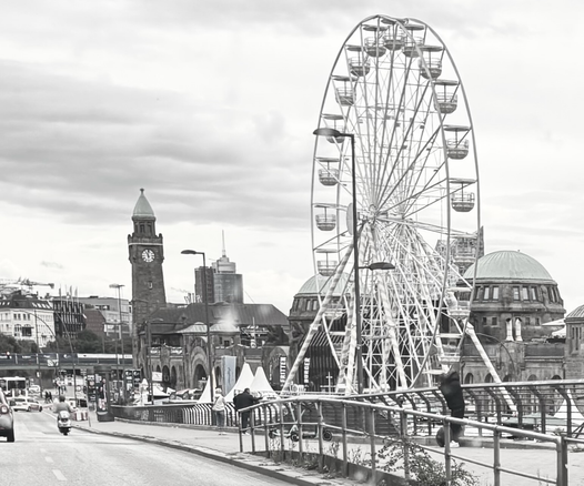 Landungsbrücken Hamburg mit Riesenrad