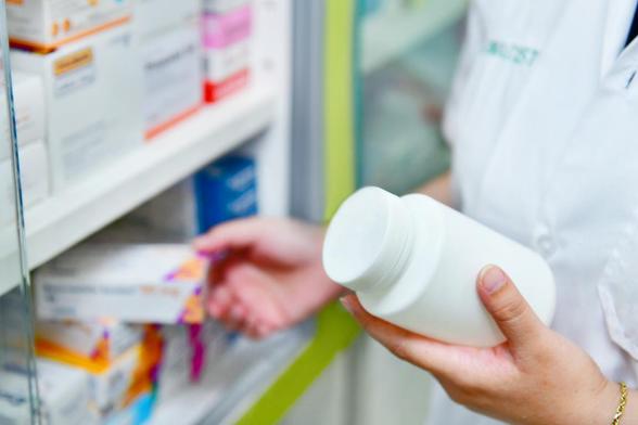 Una farmacéutica con un bote de medicamentos. (Getty Images)