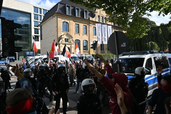 antifas rufen Siamo tutti antifascisti dahinter stehen die Nazis mit Reichsdeutschland Fahnen