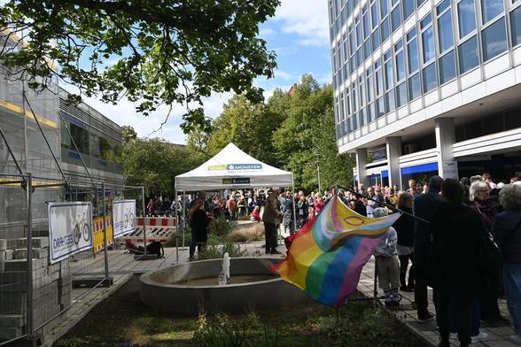 große Kundgebung für offenheit und solidarität auf dem Servatiiplatz, vorne weht eine pride fahne