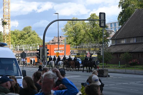 die pferdestaffel der polizei reitet mit 10 pferden vorbei