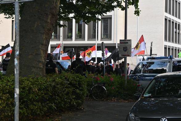 die nazis stehen vor dem landgericht und gedenken der wehrmacht, dabei werden sie zum glück von antifas gestört
