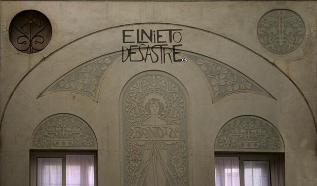 Fotografía de una pared decorada con esgrafiados en Barcelona con el rótulo bondia.
