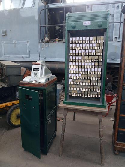 Machine Schuster pour la confection de tickets de trains et l'armoire à tickets tel qu'utilisé jusque dans les années 1980.