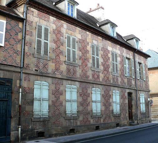 Immeuble à #Moulins (#Allier) Maison bourgeoise du XVIIIe siècle agrémentée d'un jardin d'hiver créé au début du XXe siècle offrant un exemple du style 1900, avec fonte, fer et céramique. La maison se compose d...
Suite 👉 https://monumentum.fr/monument-historique/pa00093211/moulins-immeuble
#Patrimoine #MonumentHistorique
Photo CC-BY-SA 4.0 : Silex