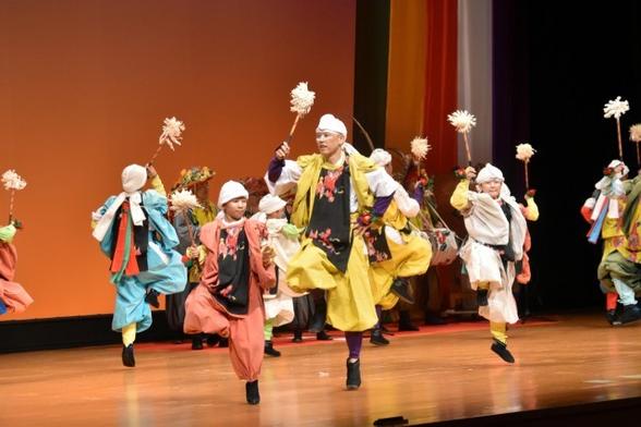 ８０人音楽に合わせ舞い踊る　伊東大田楽盛大に―伊東 / 伊豆新聞デジタル