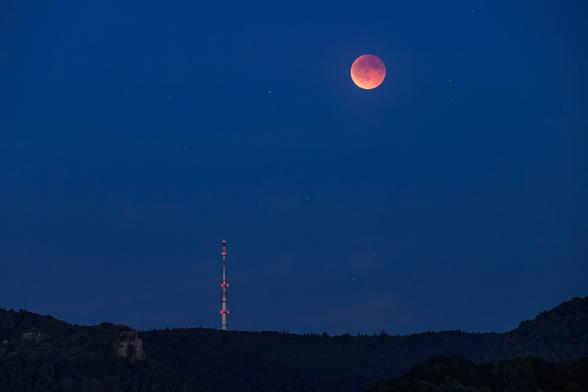Mondfinsternis über Fernsehturm