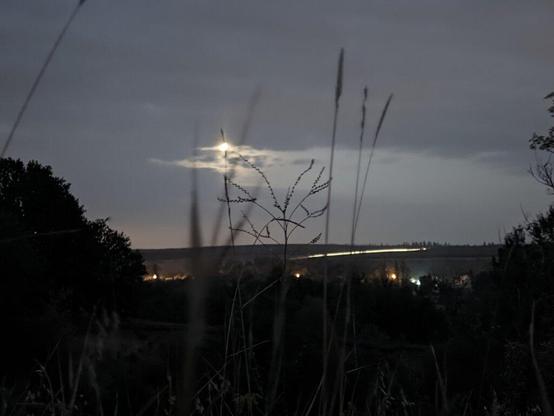 Лунное затмение, начало.
Небо затягивается облаками.
Продолбал передний план -- хотел пристреляться. Но это лучшее что есть.