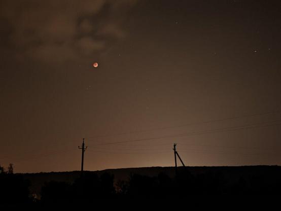 Лунное затмение: полное покрытие -- начало.