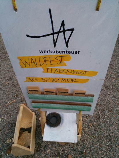 Mein neuer Aufsteller mit Logo und handschriftlicher Info "Waldfest - Fladenbrot aus Eichelmehl".