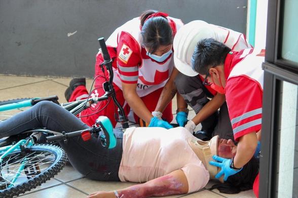 Socorristas de la Cruz Roja atienden a persona
