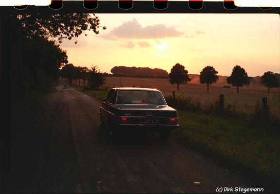 Oldtimer Mercedes-Benz W114 im Sonnenuntergang bei Billerbeck im Münsterland.