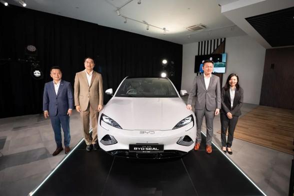 <p>中国電気自動車（EV）大手の比亜迪（BYD）は8月22日、マレーシアでEVセダン「SEAL（シール）」の新モデルを発売すると発表した。また、同国のペラ州タンジュンマリムの「KLK TechPark」にコンプリートノックダウン（CKD）方式の組立工場を建設し、2026年の稼働開始を目指すと明らかにした。新工場の建設は、BYDが掲げるグローバル化とローカライズ戦略を推進する重要な一歩であり、東南アジア市場での展開を加速させる狙いがある。</p>
<blockquote class="wp-embedded-content"><p><a href="https://36kr.jp/367737/">中国BYD、1〜6月の海外販売が過去最高に　欧州・東南アジア・中南米で快進撃</a></p></blockquote>
<p></p>
<p>BYDは「新工場は雇用機会を創出するだけでなく、技術移転を促進し、現地のEV製造の専門能力を高めることにつながる。こうした波及効果によって、地元企業は世界的なEVサプライチェーンに参入する機会を獲得し、マレーシアは地域の自動車産業における地位をさらに強化することができる」とコメントした。</p>
<p>BYDは過去3年連続で、マレーシアのEV市場で販売台数首位を維持している。なかでもSEALは2024年のEVセダン市場で販売台数最多を記録した。新工場建設で、市場をリードする立場が一層強化される。現在、BYDおよび傘下の高級ブランド「騰勢（DENZA）」の販売店は、マレーシアに計43店舗ある。</p>
<blockquote class="wp-embedded-content"><p><a href="https://36kr.jp/368324/">中国製EV、インドネシアで独占状態に　1〜6月でシェア9割超</a></p></blockquote>
<p></p>
<p>（36Kr Japan編集部）</p>