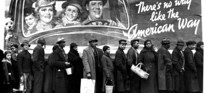 manifesto pubblicitario sull'american way sullo sfondo di una fila per il cibo negli anni successivi alla crisi del 1929