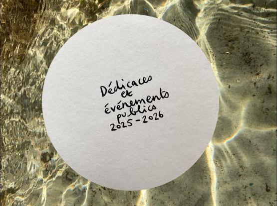 Rond de papier blanc avec écrit "Dédicaces et événements publics 2025-2026), sur un fond de photo d'eau avec des reflets ensoleillés.