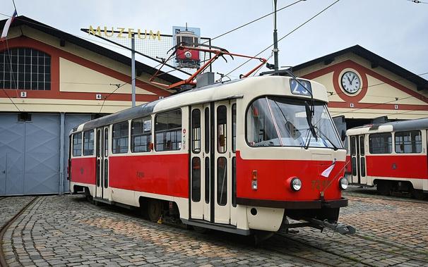 A ČKD Tatra T3 tram in front of a tram depot.

Praha, Tatra T3SUCS č. 7290. Praha, Tatra T3SUCS č. 7290/CC BY-SA 4.0
https://commons.wikimedia.org/wiki/File:Praha,_Tatra_T3SUCS_%C4%8D._7290.jpg