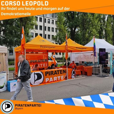 Bild vom Piratenstand auf dem Corso Leopold.
Überschrift "Ihr findet uns heute und morgen auf der Demokratiemeile"