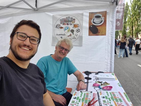 Joram und Max im Pavillon von FIY