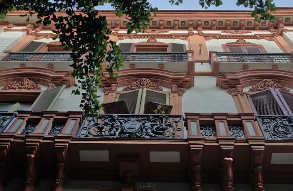 photo d'une façade d'immeuble en contre-plongée