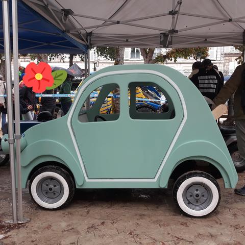 Mini 2 CV en bois sur roues, couleur vert d'eau