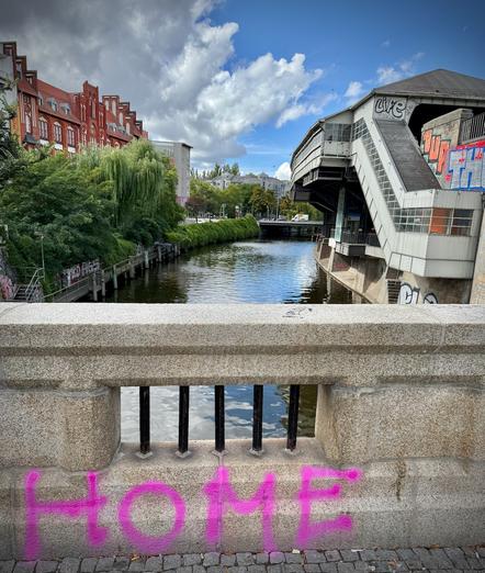 Blick von einer Brücke auf eine Brücke in Berlin Kreuzberg.