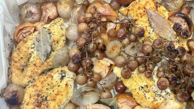 Pechugas de pollo con uvas y manzana.