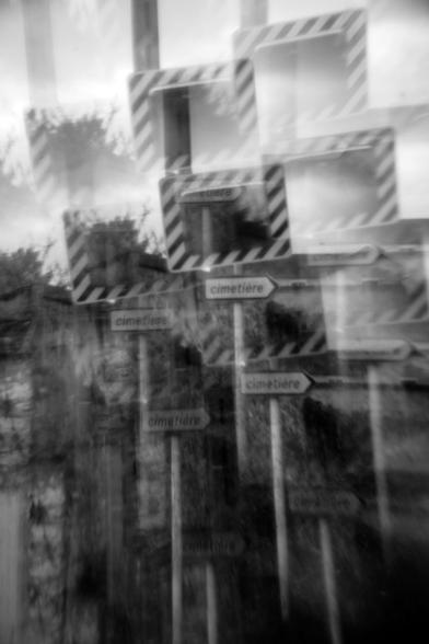 Photo d'une pancarte "cimetière" prise avec un kaléidoscope