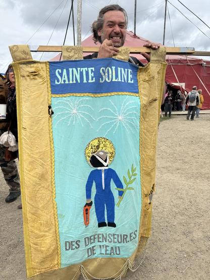 Sainte Soline sur un drapeau