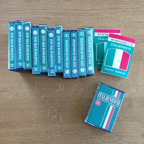 foto einiger (aber nicht aller!) kassetten eines italienisch-lehrgangs mit zwei kleinen wörterbüchern in kassettengröße