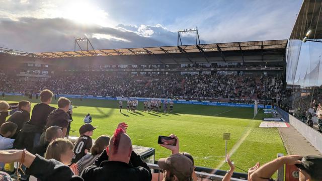 Das Team verabschiedet sich im Stadion von den Fans.