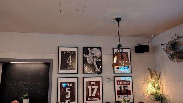 Eingerahmte Trikots von aktuellen und ehemaligen Spielern.