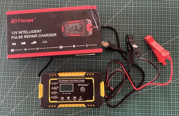 Cargador inteligente para batería de auto.