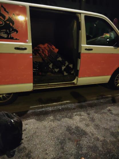 Bild von einem Orangeverzierten Piratenbus, einräumen.