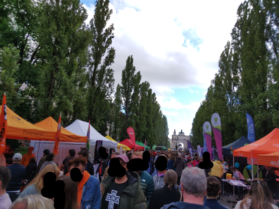Bild vom Corso Leopold, Politikmeile, viele Menschen sind da. Am Piratenstand löst sich gerade eine Menachentraube auf.