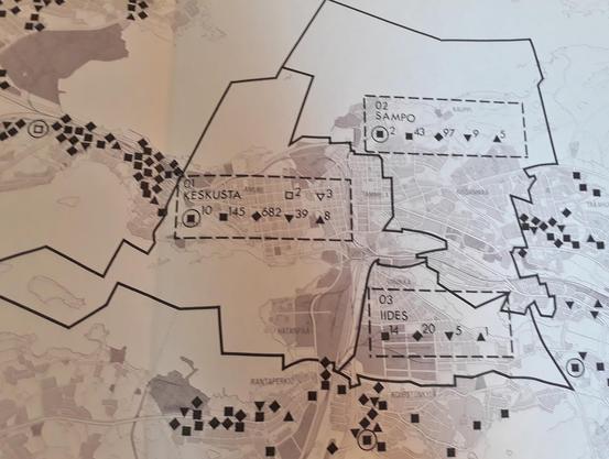 Kaupallisten palveluiden sijoiuttuminen Tampereella 1983.

Keskustan palvelualueella 10 markettia, tavarataloa tai muuta sellaista. 145 elintarvikelkauppaa, 682 muuta kauppaa, 39 pankkia, 8 postia. Tulossa 2 elintarvikekauppaa ja 3 pankkia.

Ympärillä myös muiden alueiden merkintöjä.