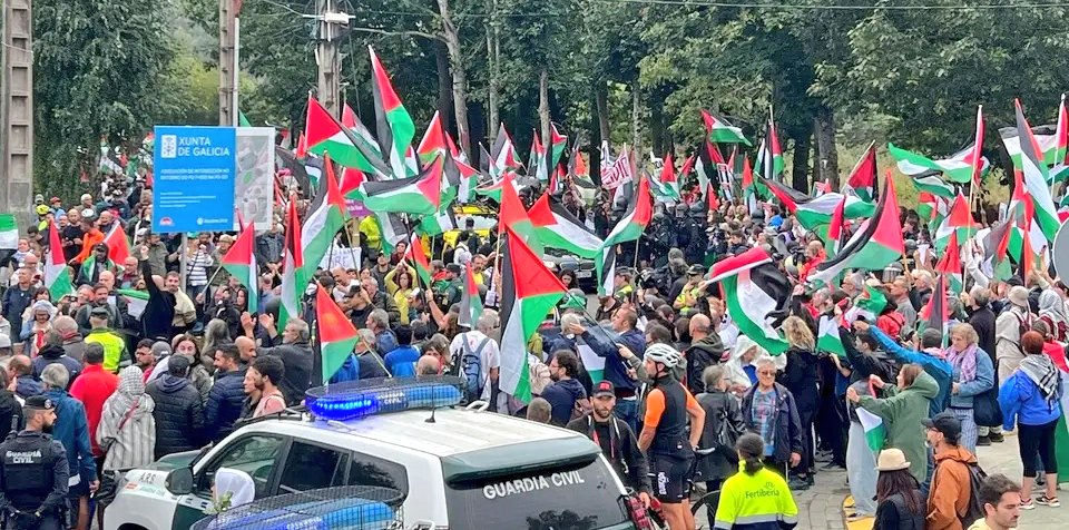 thousands of Spaniards stood against injustice today with gaza