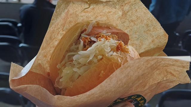 Veganer Leberkäs mit Sauerkraut im Brötchen am Platz im Millerntorstadion