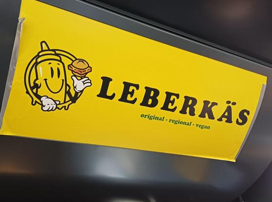 Der Laden, wo ich ihn gekauft habe - in der Gegengerade, so heißt die Tribüne gegenüber der Haupttribüne.