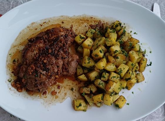 Steak & Rosmarinkartoffeln serviert