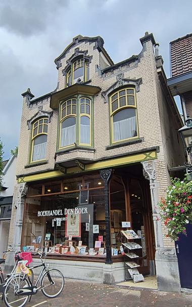 Voorgevel in Jugendstil van de boekhandel.