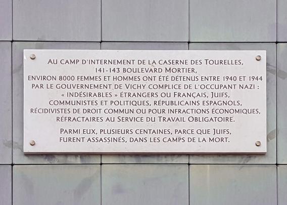 Au camp d'internement de la caserne des Tourelles, 141-143 boulevard Mortier, environ 8000 femmes et hommes ont été détenus entre 1940 et 1944 par le gouvernement de Vichy complice de l'occupant Nazi : "indésirables" étrangers ou français, Juifs, communistes et politiques, républicains espagnols, récidivistes de droit commun ou pour infractions économiques, réfractaires au service du travail obligatoire.

Parmi eux, plusieurs centaines, parce que Juifs, furent assassinés, dans les camps de la mort.