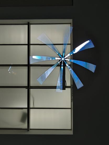 Een draaiende LED ventilator aan het plafond. Horend bij de expositie "Rauhfaser" van Lilian Kreutzberger 

Ein sich drehender LED Ventilator an der Decke. Teil der Ausstellung "Rauhfaser" von Lilian Kreutzberger 

Lilian Kreutzberger, Untitled 2025, Holografische LED Ventilator