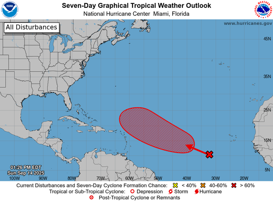 Carte des probabilités de formation de système cyclonique.  Le nhc envisage une zone avec 70% de chance de formation d'une tempête tropicale voire ouragan.