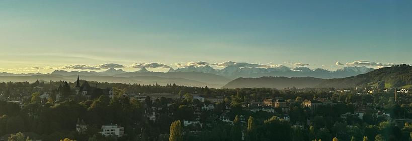 Blick auf die Berner Alpen mit Wölkchen