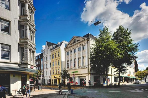 Am Ende der Fußgängerzone in Flensburg entlang der Rum & Zuckermeile